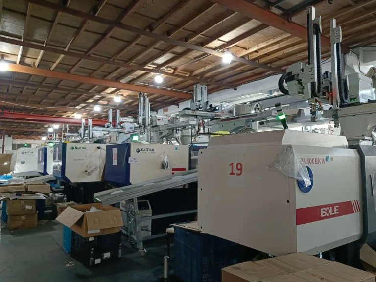 Large workshop of a professional hand blender manufacturer, producing immersion blenders.